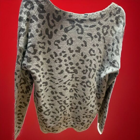 Hem & Thread Women’s Size Large Pull Over Distressed Animal Print Grey Sweater - Picture 3 of 4